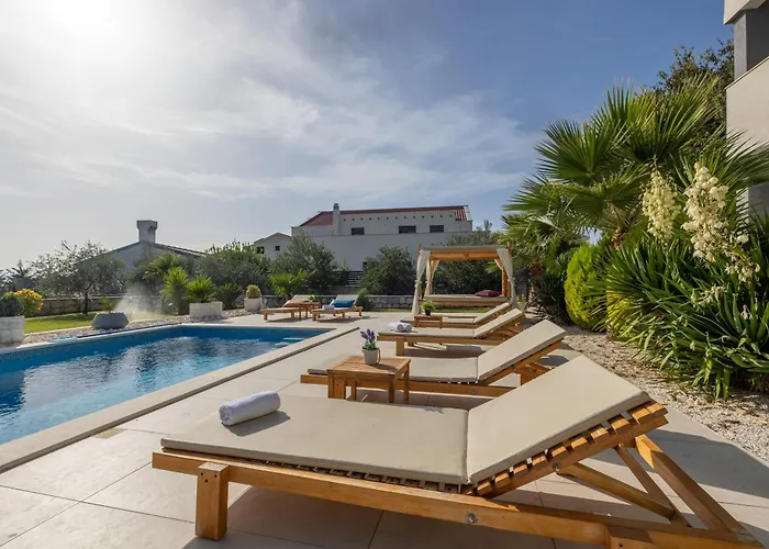 Spacious With Jacuzzi *